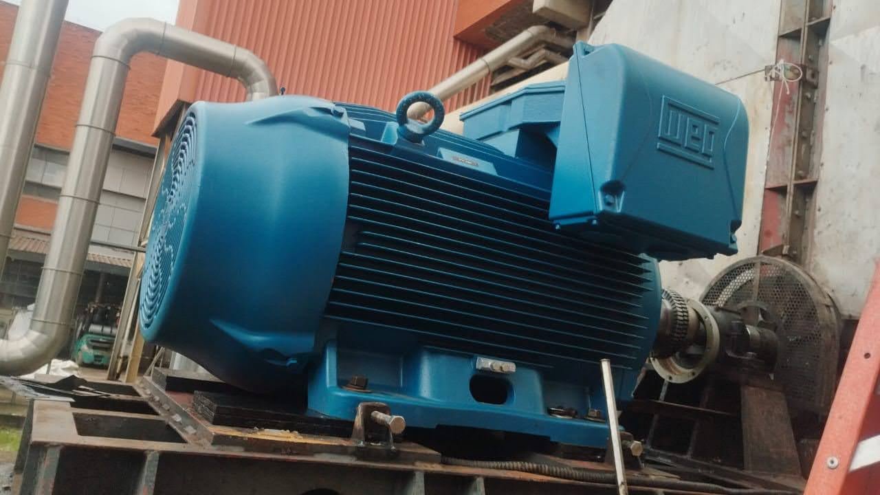 Motor elétrico WEG azul pronto e instalado
