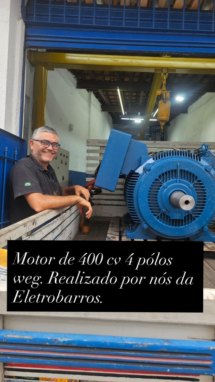 Técnico da Eletrobarros ao lado de motor WEG de 400 CV